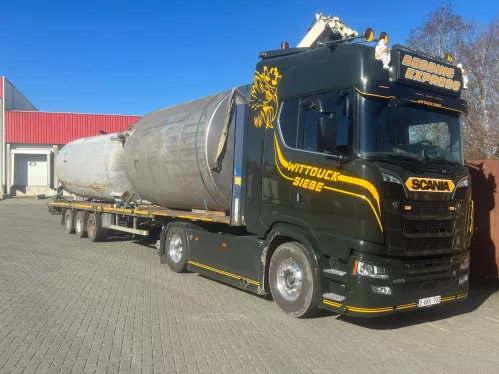 Plateautransport van een silo door Bedding Express