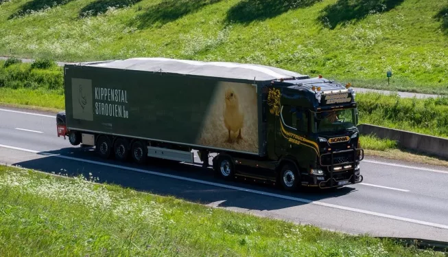 Walking floor trailer van Bedding Express onderweg
