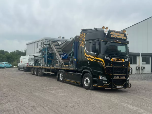 Plateautransport van een machine door Bedding Express