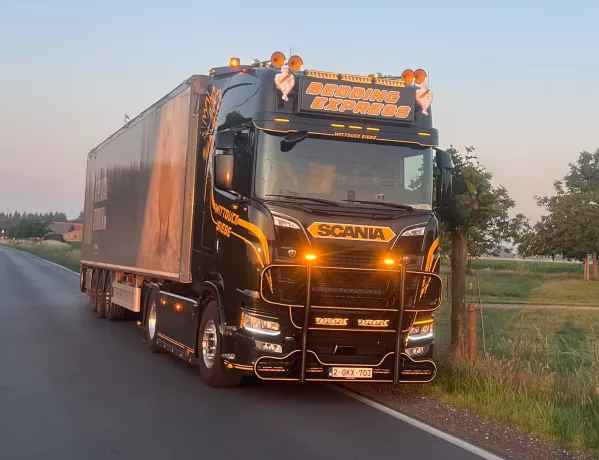 Vrachtwagen van Bedding Express bij zonsondergang